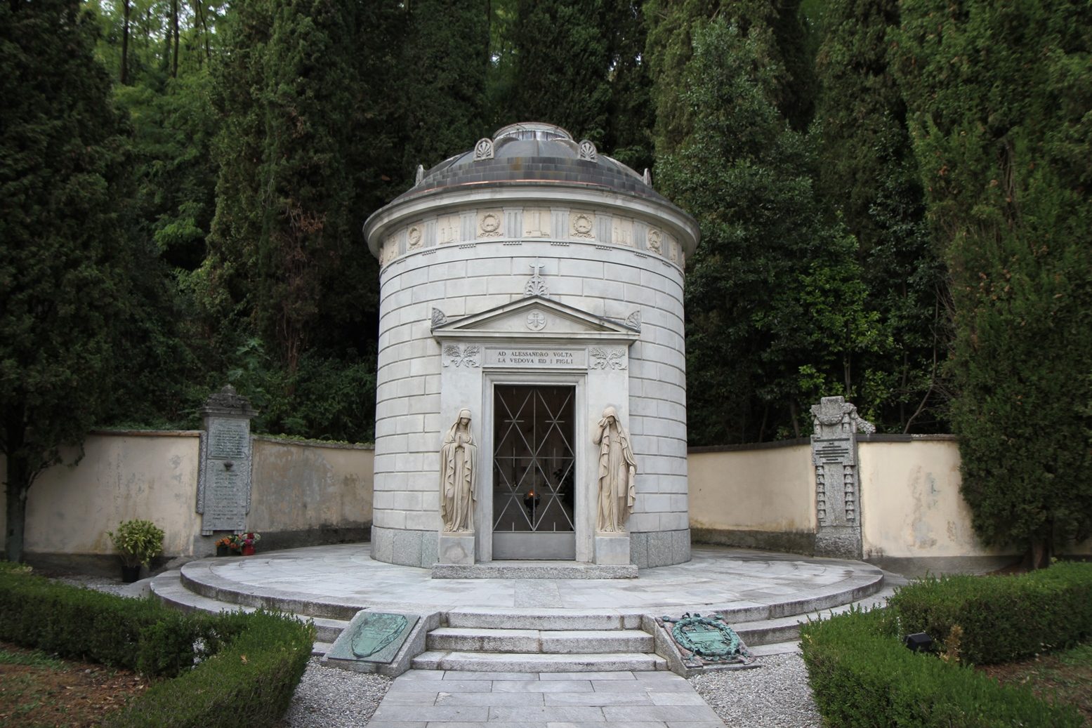 Alessandro Volta's tomb, Camnago - 03.JPG